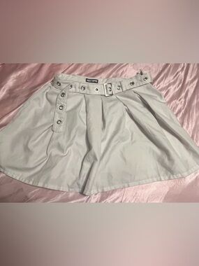 Hot Topic White Mini Skirt w Grommet Belt Y2K Small